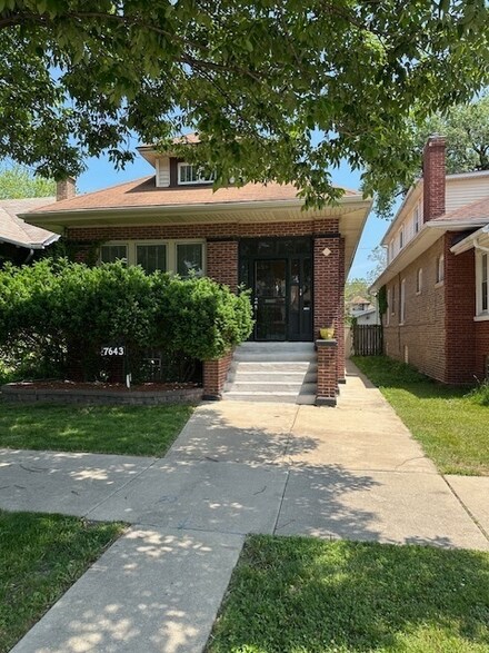 7643 S Paxton Ave, Chicago, IL 60649