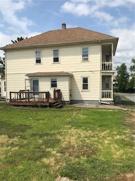 102 Old Oak Ave, Cranston, RI 02920