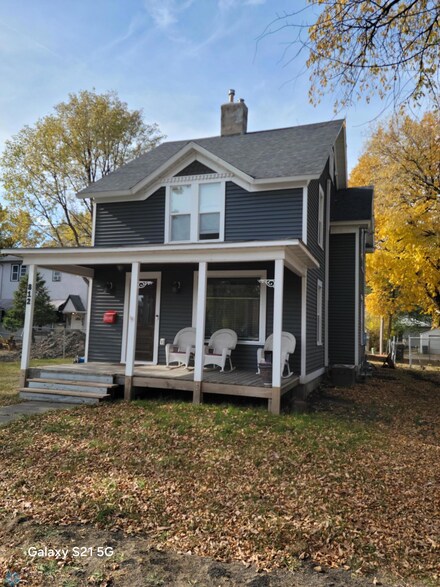 812 7th St N, Fargo, ND 58102