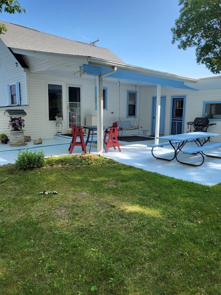 3136 Shore Dr, Port Austin, MI 48467