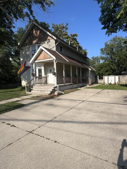 9112 Main St, Whitmore Lake, MI 48189