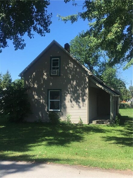 104 S State St, Goldsmith, IN 46045