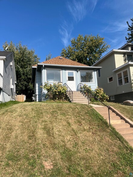 715 E 13th St, Duluth, MN 55805