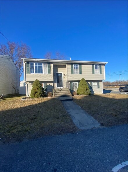46 Mancondray St, Cumberland, RI 02864