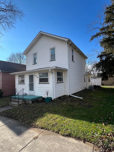 363 N Main St, Seneca, IL 61360