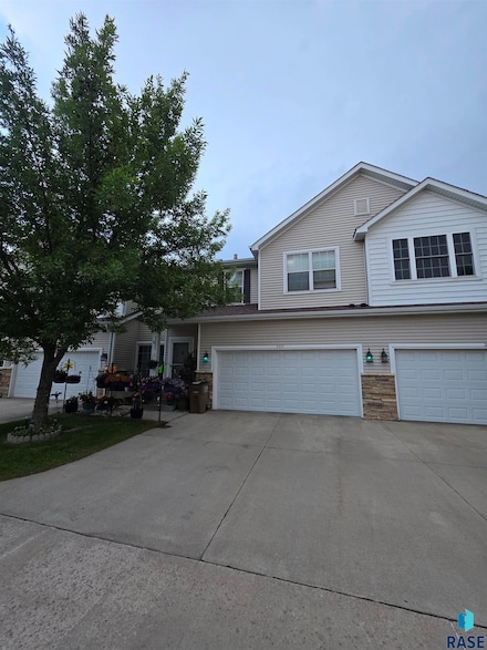 3333 W Ralph Rogers Rd, Sioux Falls, SD 57108