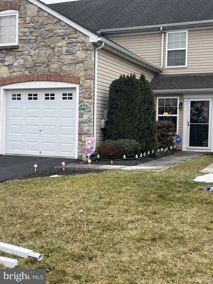 413 Eisenhower Dr, Carlisle, PA 17013