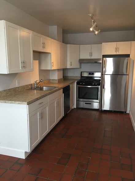 448 Park Dr Unit 17, Boston, MA 02215