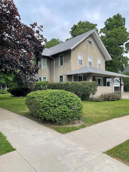 903 East St, Grinnell, IA 50112