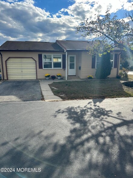 14 Hummingbird Ln Unit 72, Whiting, NJ 08759