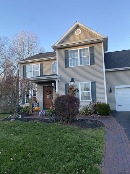 22 Cambridge Ct, Mechanicville, NY 12118