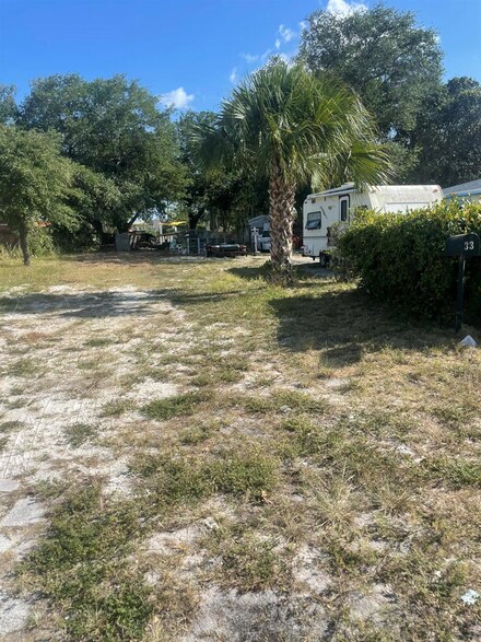 33 W 37th St, Riviera Beach, FL 33404