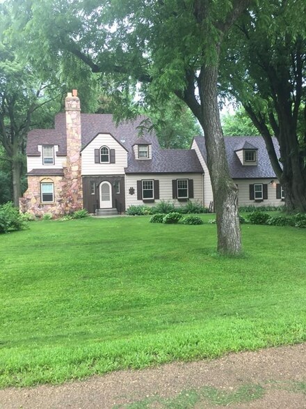 1417 27th St N, Worthington, MN 56187