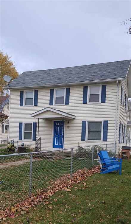 801 N Franklin St, Manchester, IA 52057