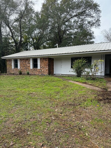 307 N Durrett Dr, Crockett, TX 75835