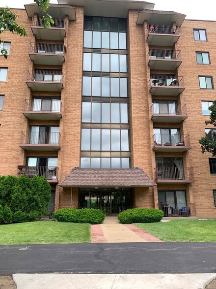 1717 W Crystal Ln Unit 205, Mount Prospect, IL 60056