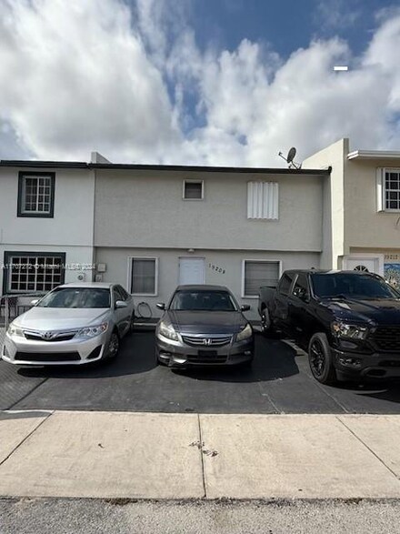 19208 NW 45th Ave, Miami Gardens, FL 33055