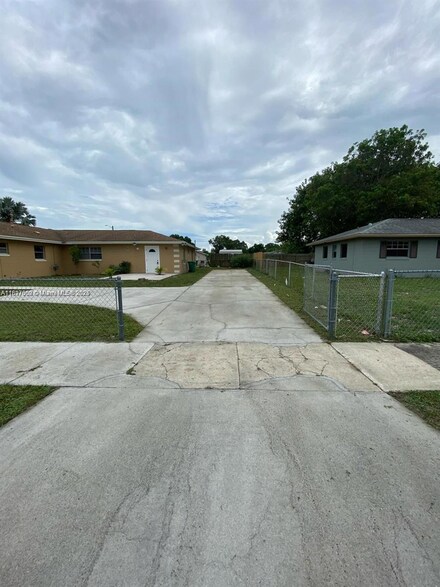 2707 Essex Ct, Fort Pierce, FL 34946