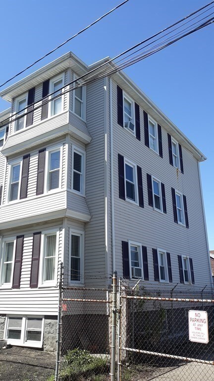 18 Augustus St, Fall River, MA 02721