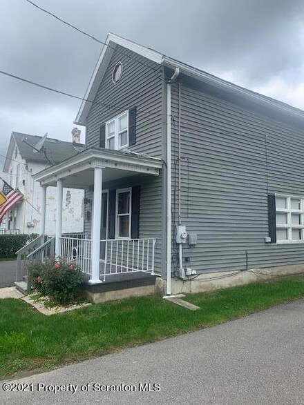 945 Mary St, Throop, PA 18512