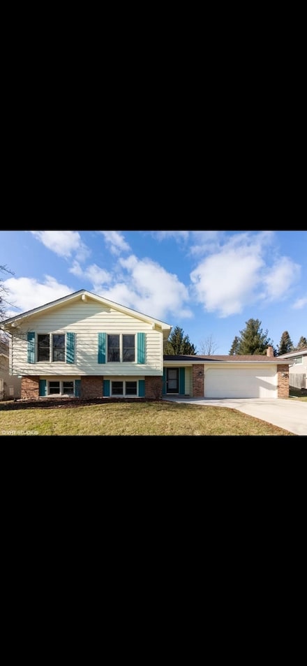7S640 Lynn Dr, Naperville, IL 60540