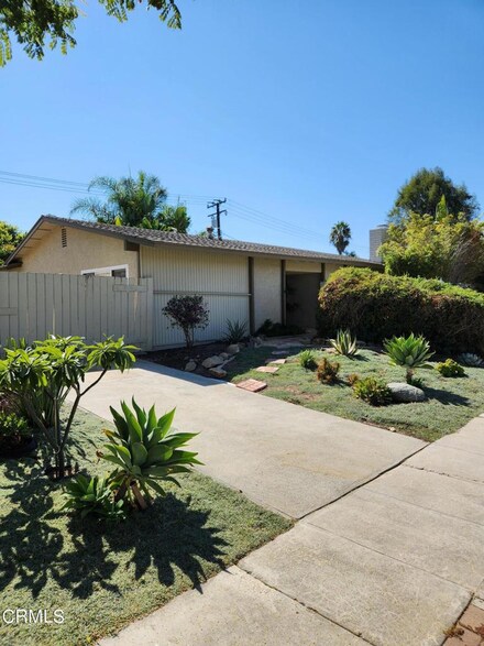 30 E Gainsborough Rd, Thousand Oaks, CA 91360