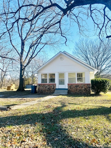 1605 Old Scenic Dr, Neosho, MO 64850