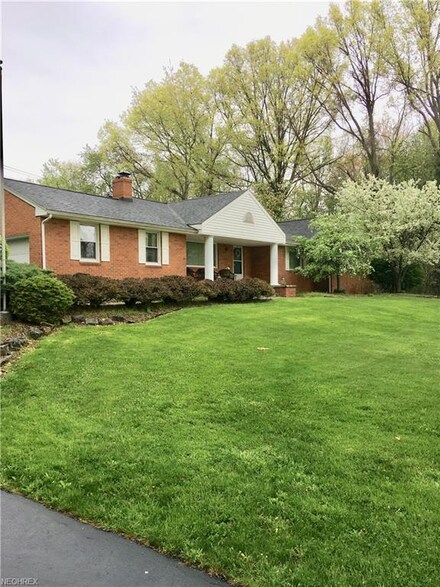 78 Bedford Rd, Lowellville, OH 44436