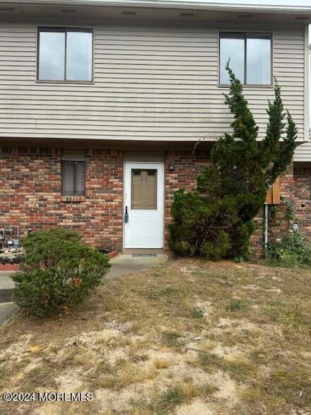 27 Jesse Rd, Howell, NJ 07731