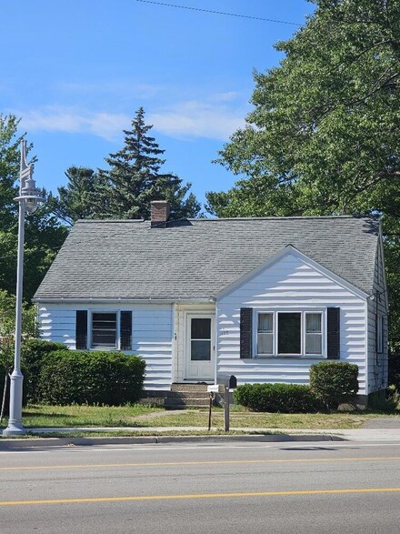 428 Seminole Rd, Norton Shores, MI 49444