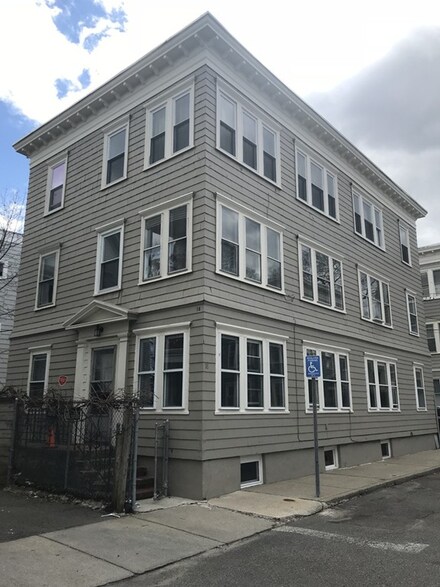 18 Hanover Cir, Lynn, MA 01902