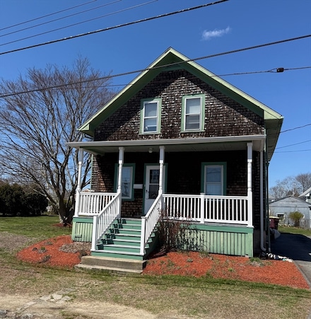 39 Hope St, Acushnet, MA 02743