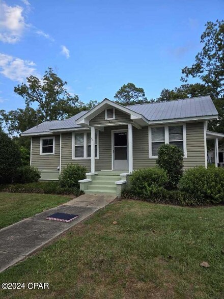 631 2nd St, Chipley, FL 32428
