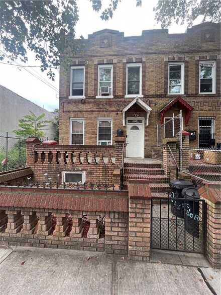 579 Osborn St, Brooklyn, NY 11212