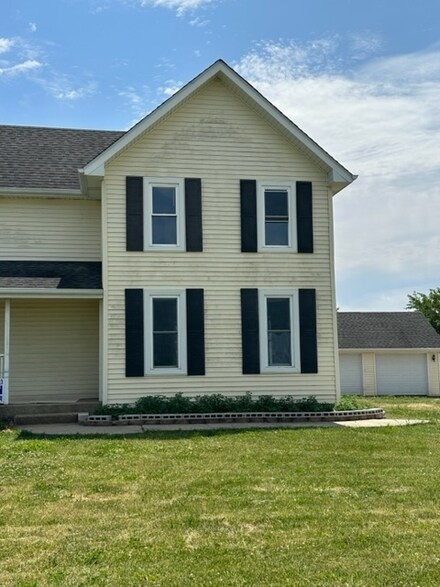 741 Sterling Rd, Dixon, IL 61021