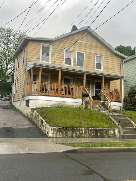32 Spring St, Danbury, CT 06810