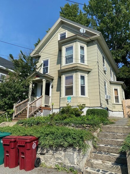 7 Wachusett St, Lowell, MA 01850