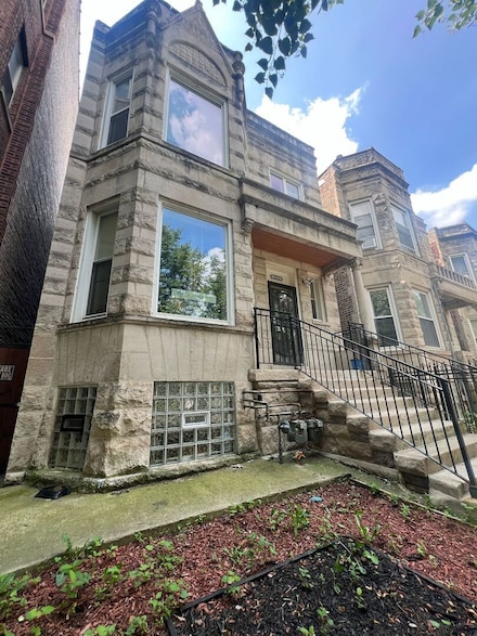 4211 W Gladys Ave, Chicago, IL 60624