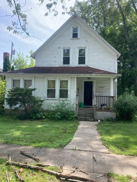 415 S 3rd St, Chesterton, IN 46304