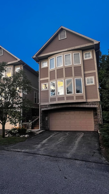 217 Old Creek Dr, Saline, MI 48176