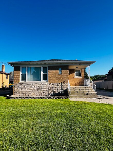2610 41st St, Highland, IN 46322