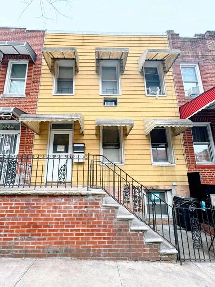 2540 32nd St, Astoria, NY 11102