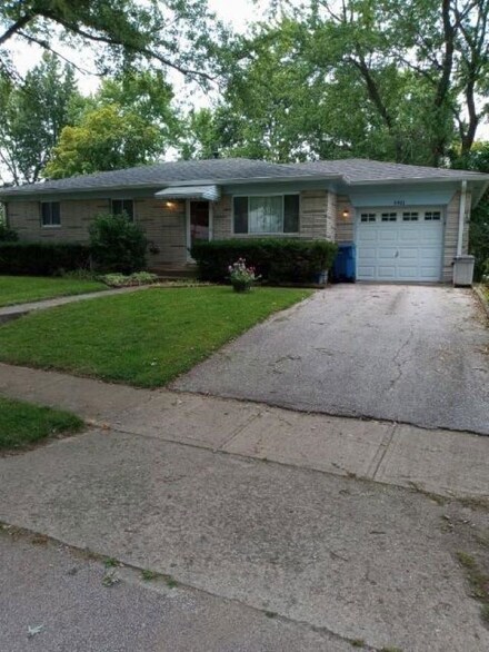 5901 Cloverleaf Dr, Indianapolis, IN 46241