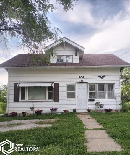 306 W Oak St, Mount Ayr, IA 50854
