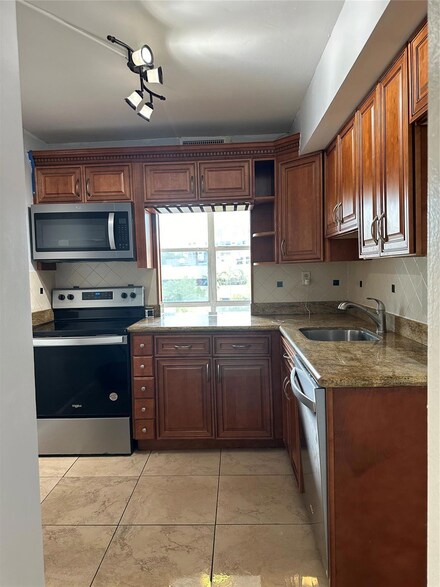 210 172nd St Unit 430, Sunny Isles Beach, FL 33160