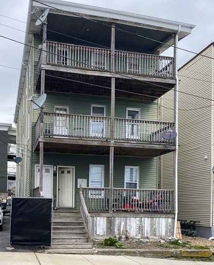 12 Dix St, Revere, MA 02151