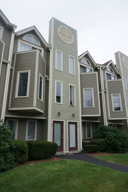 70 Austin St Unit 27, Lowell, MA 01854