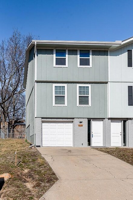 121 Kindred Ave, Bonner Springs, KS 66012