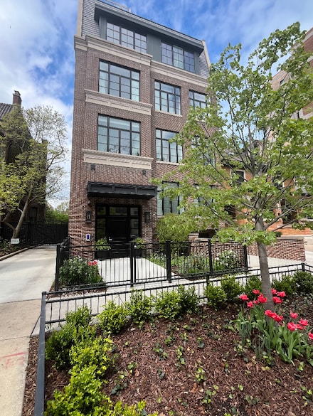 454 W Barry Ave Unit 1, Chicago, IL 60657