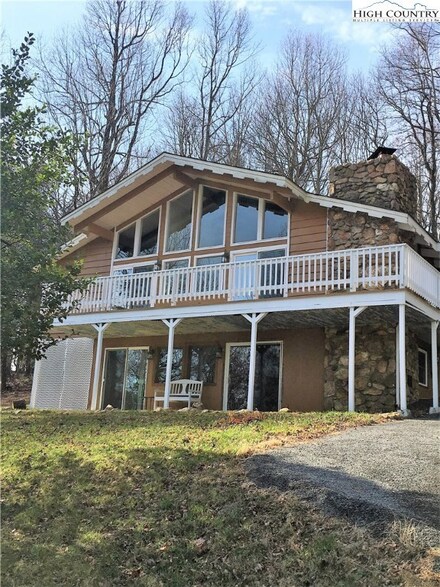 889 Country Club Rd, Glade Valley, NC 28627